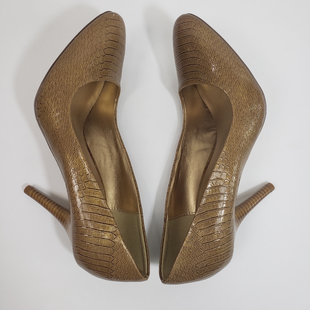 NEW Exchange by Charles David Embossed Tan Pumps - Picture 2 of 14